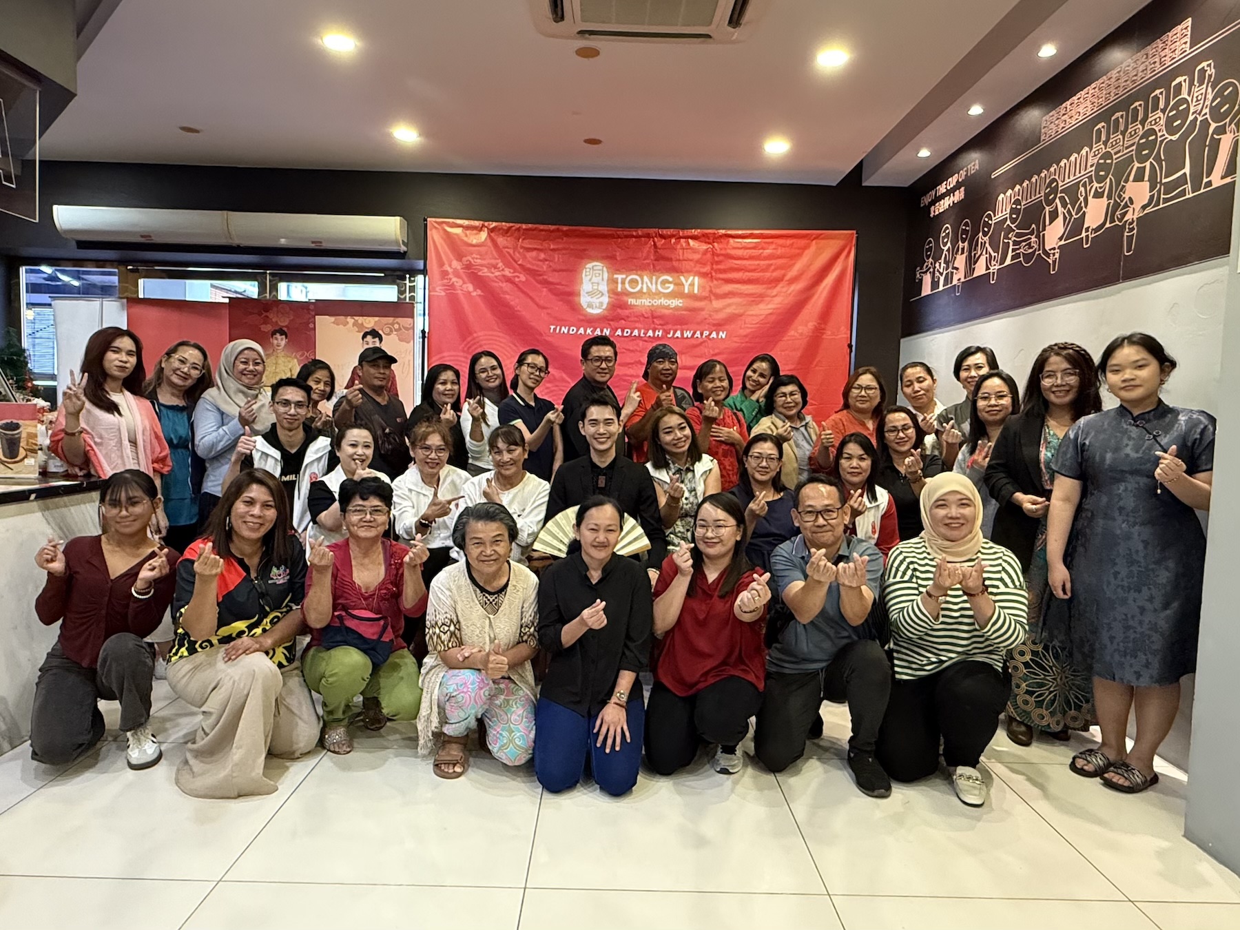 Peserta Tong Yi bergambar selepas sesi